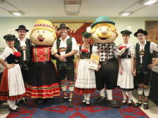 Entrega de convite para a Oktoberfest Curitiba, a ser realizada no pavilhão de exposições do Parque Barigui.
Curitiba, 15/06/2023.
Foto: José Fernando Ogura/SMCS.