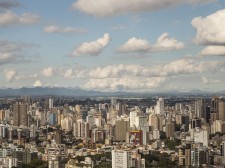 Vista da Torre da Oi, para o Centro, com a Serra do Mar ao fundo. Foto: Pedro Ribas/SMCS